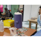 La enfermera Silvia López, de la Gerencia de Atención Primaria de León, prepara dosis de la vacuna de Pfizer en una residencia. MARCIANO PÉREZ