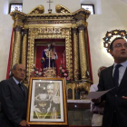 El abad Fernando Salguero junto al cartel oficial de la participación leonesa en la JMJ