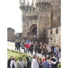 Los visitantes se apelotonaron todo el puente a las puertas del Castillo de los Templarios.