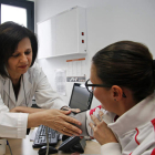 La doctora De la Iglesia con su paciente Jessica. OTERO PERANDONES