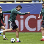 Khedira, centro, participa junto a sus compañeros en el último entrenamiento en Dortmund.