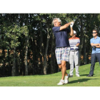 Uno de los 24 equipos participantes durante el recorrido por el verde tapiz del campo del León Club de Golf durante el Pro-Am de Diario de León.