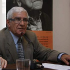 El catedrático de la Universidad de León Maurilio Pérez dirige el Coloquio.