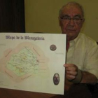 Raúl Blanco posa con el mapa, que ayer entregó a los asistentes a la presentación.