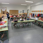 Un grupo de niños, dentro de su aula del colegio, ayer, en el primer día de clase.