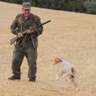 Un cazador disfruta con su perro de una buena jornada cinegética.