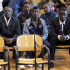 Los seis presuntos piratas somalíes ante el juez en la Audiencia Nacional.
