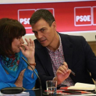 Pedro Sánchez habla con la presidenta del PSOE, Cristina Narbona, este lunes en la sede del partido.