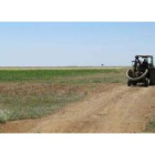 Maquinaria agrícola en una explotación de regadío en precario de la zona sur de León, en el área de