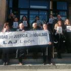 Los letrados de la Administración de Justicia, en la concentración de esta mañana en León. DL