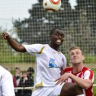 Cédric Kisamba, ganando en el salto a Matías. Descarticuló una y otra vez el juego rojiblanco.