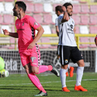 Benja, a la izquierda, fue el estilete ofensivo de la Cultural frente al Burgos CF. CÉSAR MANSO