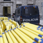 Varias vallas colocadas a las puertas del Congreso de los Diputados, este lunes. MARISCAL / AGENCIA EFE