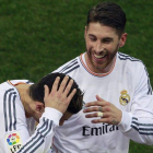 Un mechero cae sobre la cabeza del portugués del Real Madrid Cristiano Ronaldo en presencia de Sergio Ramos en el descanso.