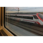 Vista de las vías y el paisaje a la salida de León desde el interior del tren de alta velocidad que une la ciudad y Madrid.