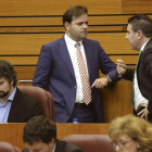 Luis Mariano Santos conversa con Tino Rodríguez. NACHO GALLEGO