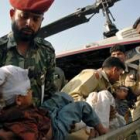 Un helicóptero traslada a niños heridos a Chaklala, en la base aérea de Rawalpindi