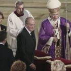 Los Reyes, junto al arzobispo Antonio María Rouco Varela, a su llegada a la catedral de la Almudena.