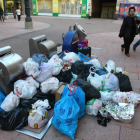 La escena de bolsas de basura acumuladas en las calles de la capital berciana podría repetirse estas navidades.