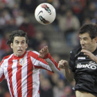 Tiago pelea por un balón aéreo con el mediocentro del Valencia David Albelda.