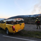 Personal forestal y del 112 en el incendio de Sésamo. L. DE LA MATA