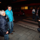 Fernández saluda a un simpatizante.