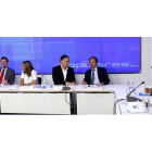 Cospedal y Rajoy, en el extremo izquierdo, y Bárcenas, a la derecha, durante un comité ejecutivo del PP, en el 2009.