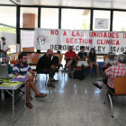 Los encerrados, ayer durante la asamblea celebrada a media mañana. ANA F. BARREDO