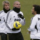 Pepe, en el centro, podría ir a la nevera y perderse los próximos partidos del Real Madrid.