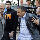 El mejor jugador del mundo, Nikola Karabatic, segundo por la izquierda, en el momento de ser detenido.