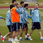 El centrocampista Andrés Iniesta conversa con varios compañeros durante el entrenamiento que realizó ayer la selección española en la localidad polaca de Gniewino.