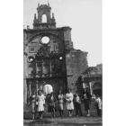 Imagen tomada en 1932 de la familia Álvarez-Estrada, propietarios del monasterio, delante del pórtic