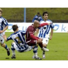 Chema Mato, rodeado de jugdores realistas, desepeja el balón y corta el avance del equipo donostiarr