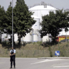Personal de seguridad vigila los alrededores.