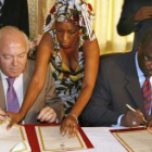 Moratinos, y su homólogo de Guinea-Conakry, Mamadi Conde, firman un acuerdo en una imagen de archivo