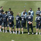 Manuel Pellegrini, charla con sus jugadores al comienzo del entrenamiento de ayer.