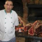José Gordón, en su restaurante, ante una pieza de chuletón de buey