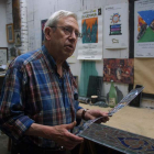 Luis García Zurdo, en la plenitud de artista, trabajando en su estudio en 2001 en su gran faceta de vitralista. NORBERTO