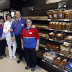 Varias personas empleadas en el nuevo supermercado inclusivo inaugurado ayer en Puente Villarente. MARCIANO PÉREZ