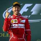 El piloto alemán de Ferrari, Sebastian Vettel, feliz en el podio tras su victoria. AZUBEL