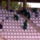 Empleados de interiores en un trabajo de limpieza del campo de fútbol.