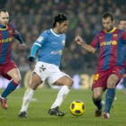 Vargas controla el balón entre Iniesta y Mascherano.