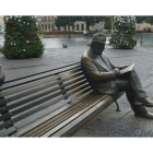 El genial arquitecto, inmortalizado en la capital leonesa, a las puertas de su obra de Botines.