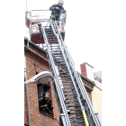 Imagen de archivo de dos bomberos en acción.