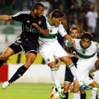 Yuri, autor del primer gol de la Deportiva en el Martínez Valero, intenta rematar un córner ante la oposición de dos jugadores del Elche.