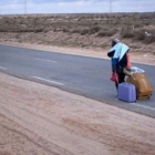 Un hombre camina solitario tras abandonar Libia.