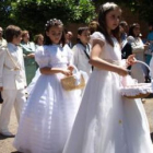 Los niños y niñas que hacen la comunión participan en la procesión.