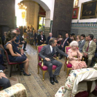 Cayetana junto a Alfonso, acompañados de los padrinos, durante la ceremonia de su boda en Las Dueñas.