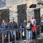 Un grupo de turistas a la entrada del Castillo. L. DE LA MATA