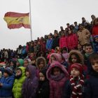 Los compañeros de Aaron, el hijo de seis años de Isidro Gabino, en el homenaje.